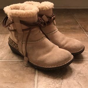Ankle height ugg snow boots